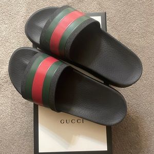 GUCCI Men’s web rubber slide. Black red and green. Size 7.